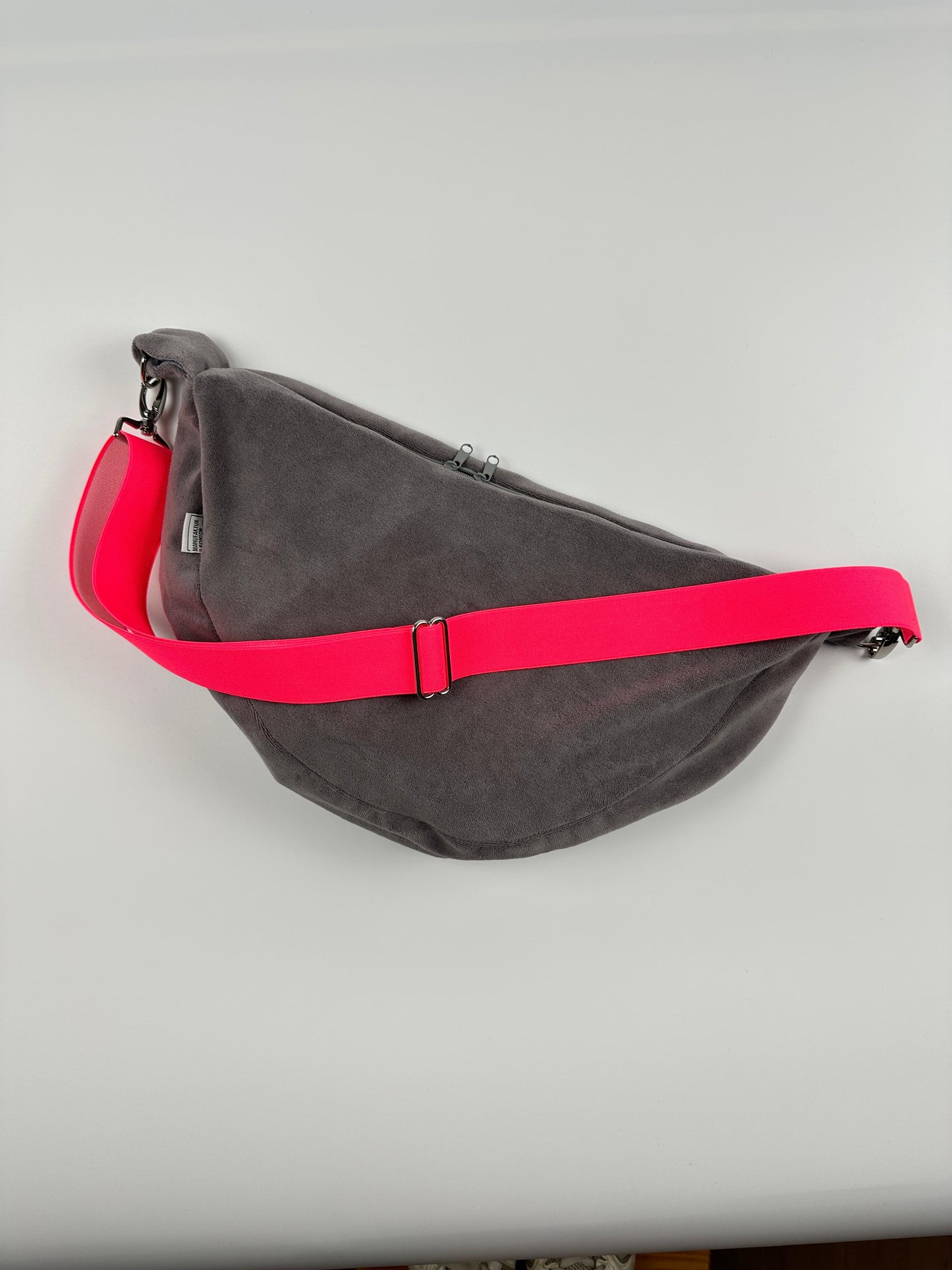 CROSSBODY BAG - NICKY VELOURS DUNKELGRAU + NEON PINK