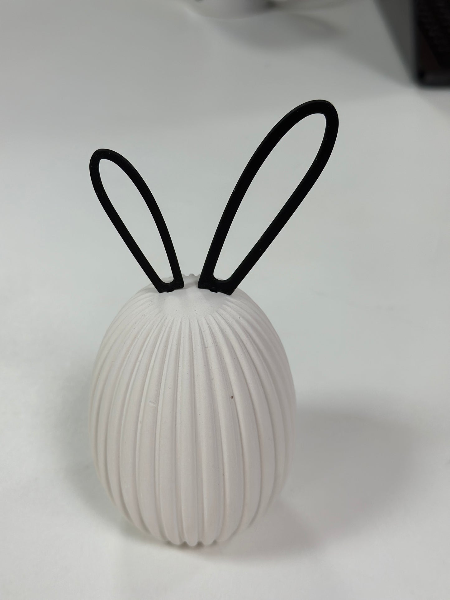 Eierhase mit farbigen Ohren in zwei Größen