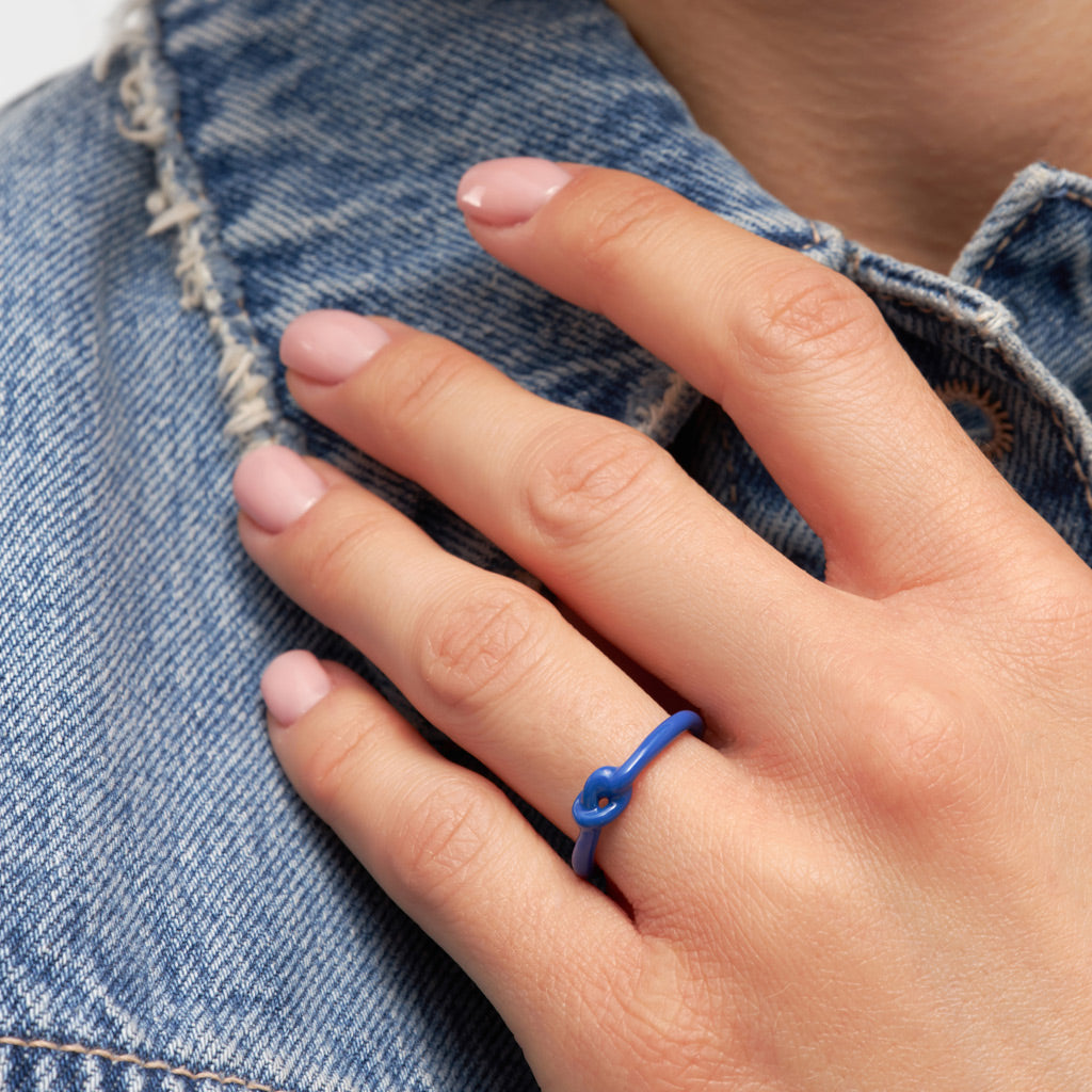 LULU Copenhagen Love Knot Ring – Dazzling Blue 💙