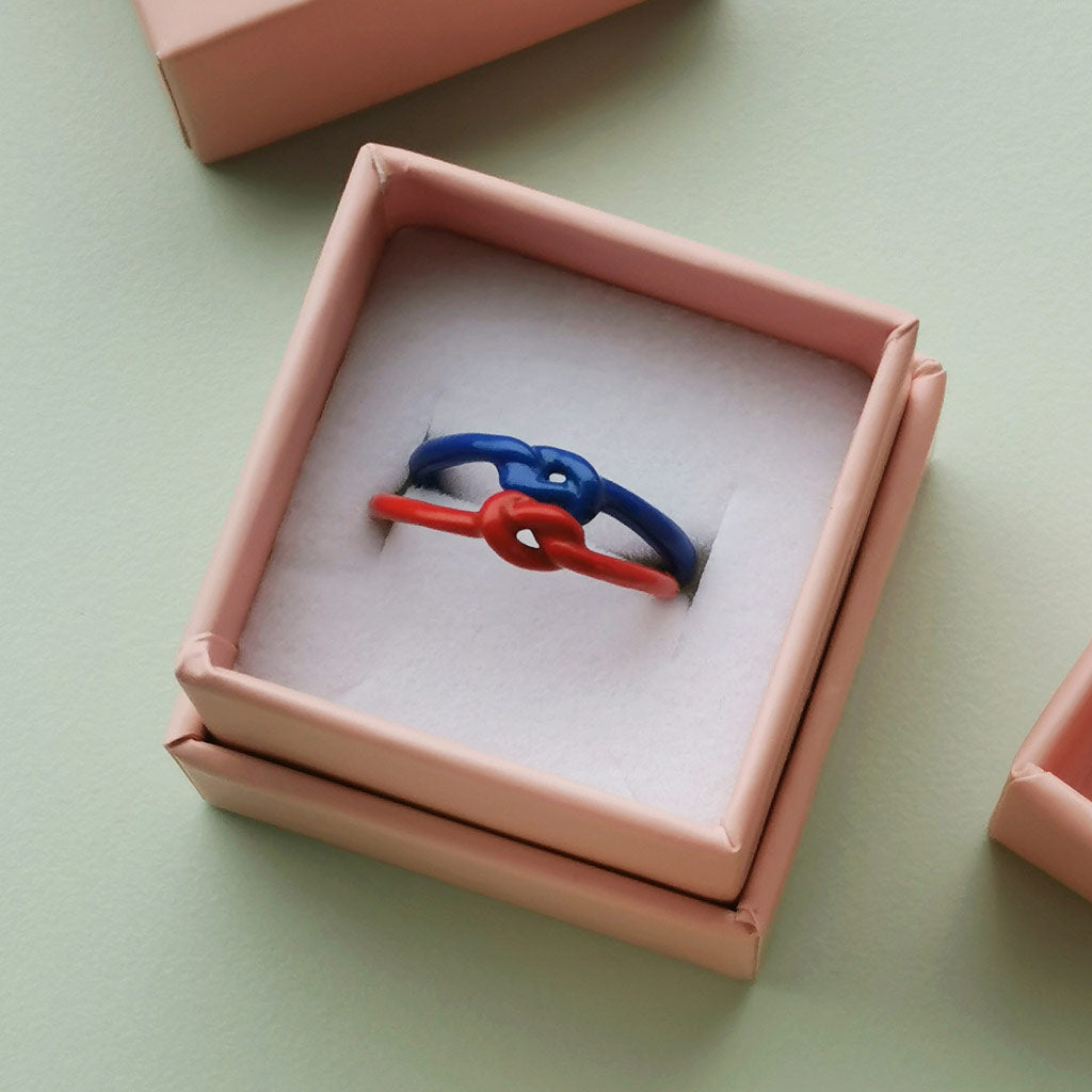 LULU Copenhagen Love Knot Ring – Dazzling Blue 💙