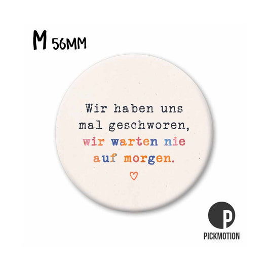 Magneet rond 56mm "We wachten nooit op morgen"